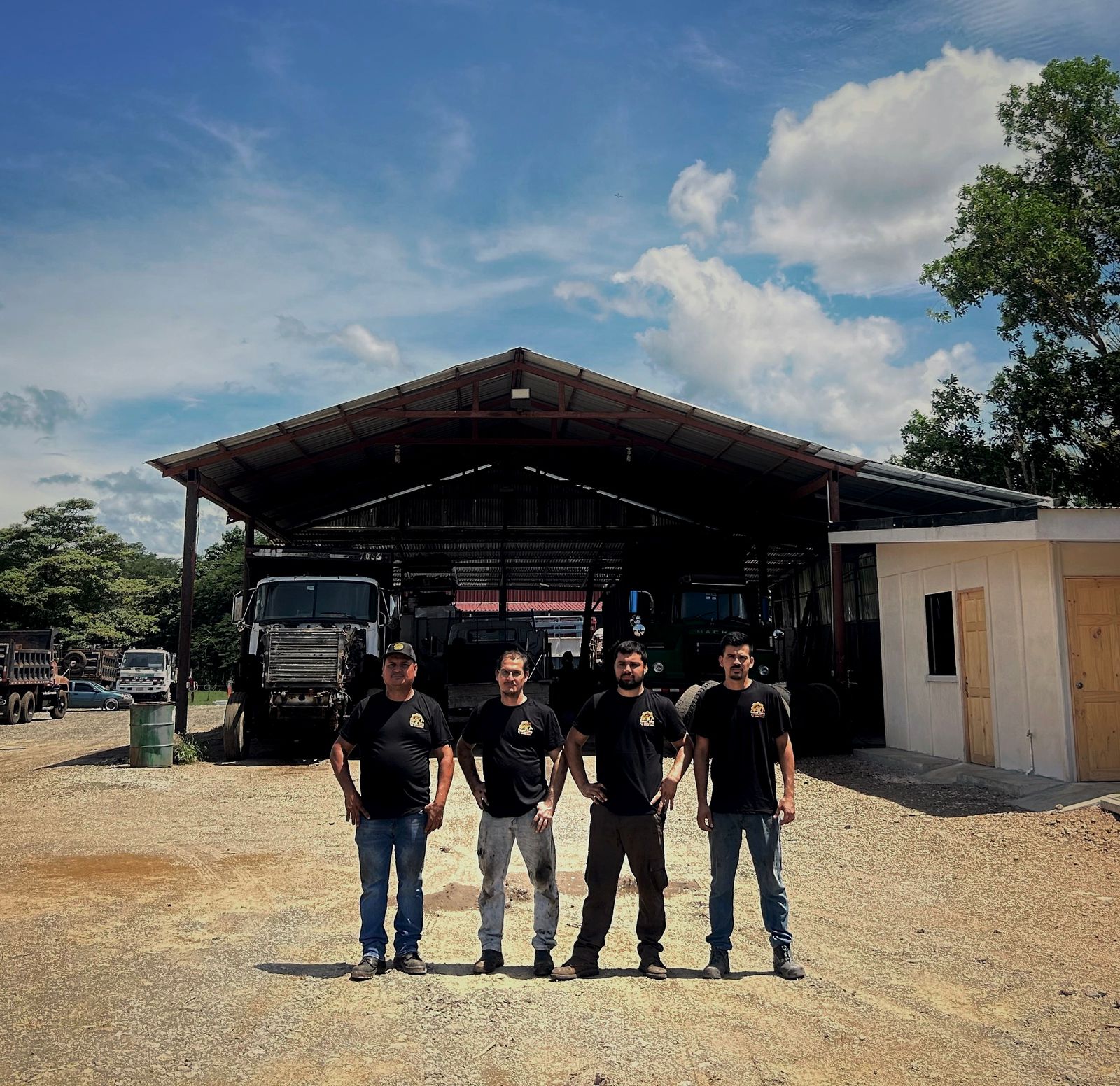 Equipo trabajando en maquinaria pesada